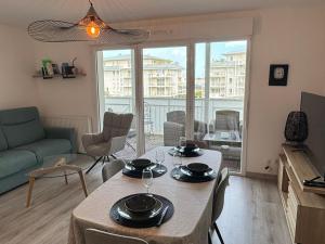 Appartements Charmant 2P avec balcon, proche plage et centre | Parking | Wifi | 4 pers | Cabourg - FR-1-487-365 : photos des chambres