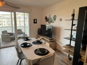 Charmant 2P avec balcon, proche plage et centre | Parking | Wifi | 4 pers | Cabourg - FR-1-487-365