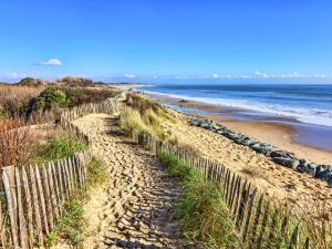 Appartement Rénové Climatisé à 300m Plage avec Parking - FR-1-732-68