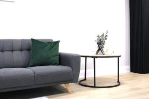 Urban Haven: 2BR2BA+Office, Kitchen, Dining