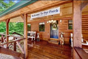 Cozy Secluded, King, Best Location, Hot tub, Firepit, Playset