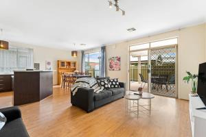 3BR Home-City Fringe Location-Free WiFi & Parking