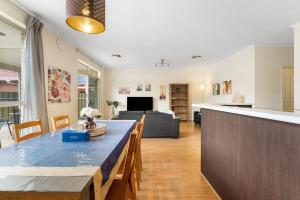 3BR Home-City Fringe Location-Free WiFi & Parking