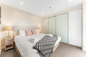 Cosy 2BR CBD Apt Free Wi-Fi & Swimming pool