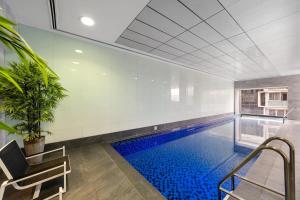 Cosy 2BR CBD Apt Free Wi-Fi & Swimming pool