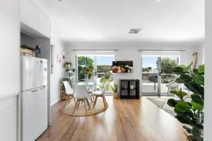 Lovely Renovated 2BR Townhouse WiFi Parking - Darlington