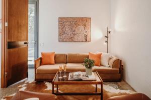 The Sundowner, 25 Lentara St - luxury pet friendly retreat with pool