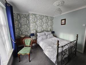 Double Room with Private Bathroom room in Mostyn House