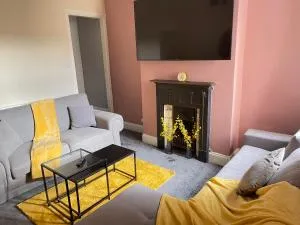 Hometel Digs Morden Comfy Home Can Sleep 11 - Braunstone