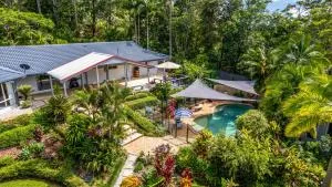 Petal and Palm - Coastal home surrounded by nature - Crabbes Creek