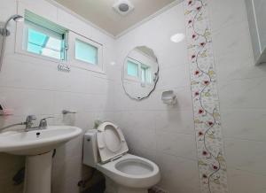 Gapyeong Chorok Jeongwon Gyegok Dokchae Pension