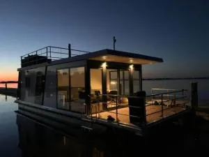 Modern houseboat in Offingawier with terrace - Goënga
