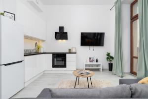 Comfortable and Elegant Studio with Balcony for 4 People in Cracow by Renters