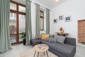 Comfortable and Elegant Studio with Balcony for 4 People in Cracow by Renters