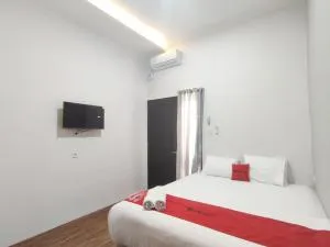 RedDoorz near Graha Saba Buana 2 - Colomadu