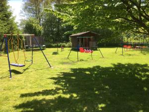 Ferienhaus-mit-Terrasse-und-grossem-Garten