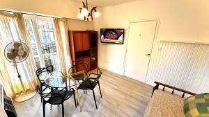 Cálido dpto de 2 ambientes con parrilla y cochera en zona residencial de Punta Mogotes