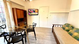 Cálido dpto de 2 ambientes con parrilla y cochera en zona residencial de Punta Mogotes