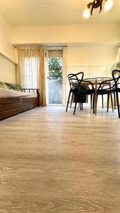 Cálido dpto de 2 ambientes con parrilla y cochera en zona residencial de Punta Mogotes