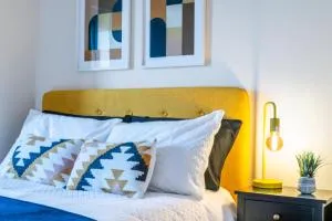 2 Bedroom Apartment in Hatfield - Gated Free Parking - Amazing for Contractors - Private Bathrooms - Near University & Business Park - Big savings on Longer Stays - Potters Bar