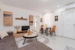 Paradise House - Parthenón