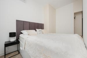 Elegant Mokotów Studio with Balcony and Parking by Noclegi Renters