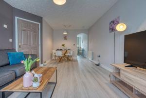 Solihull 2-Bed Flat with Parking-Ideal for Contractors, Business, Long Stays