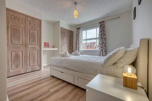 Solihull 2-Bed Flat with Parking-Ideal for Contractors, Business, Long Stays