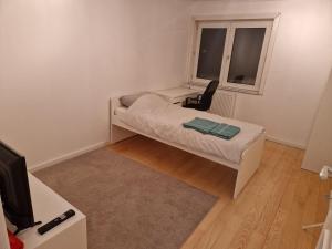 Bright and cozy room next to the airport petit