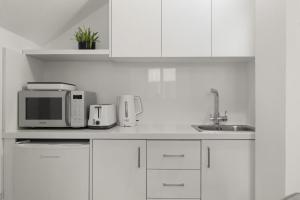 Phaedrus Living: Alkminis Seaside Suites Sand