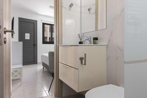 Phaedrus Living: Alkminis Seaside Suites Sand