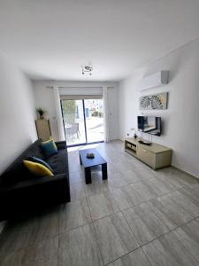 Marina Gardens, delightful 2 bedroom apartment