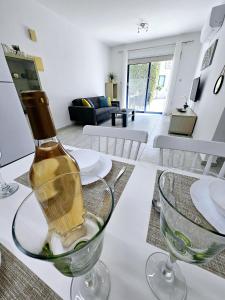 Marina Gardens, delightful 2 bedroom apartment