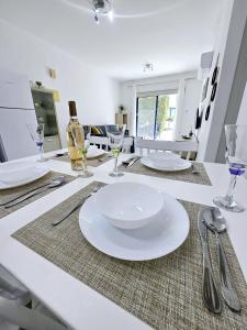 Marina Gardens, delightful 2 bedroom apartment