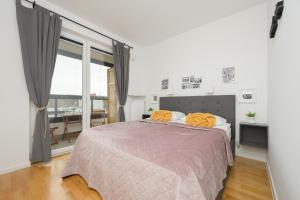 Two-bedroom Apartment with Terrace and Parking by Renters