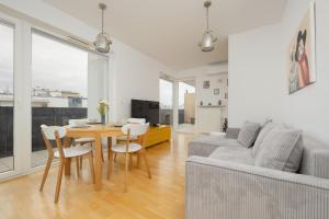 Two-bedroom Apartment with Terrace and Parking by Renters