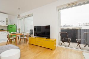 Two-bedroom Apartment with Terrace and Parking by Renters