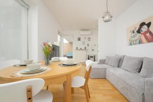 Two-bedroom Apartment with Terrace and Parking by Renters