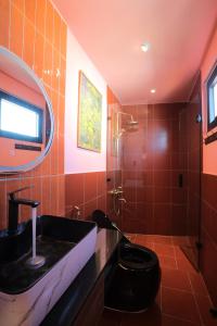 Phòng Giường Đôi Lớn Loại Sang (Deluxe Queen Room)