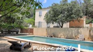 Maisons de vacances Maison de vacances avec piscine privative, Oustau des Oliviers vue dominante Colorado provencal : photos des chambres