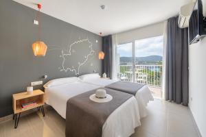 Twin Room room in Hotel Playasol Cala Tarida