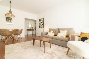 Cozy Sea View Apartment near City & Airport