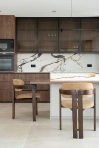 Cozy Elegant 2BR Apt + Free Parking next to Paradise Mall