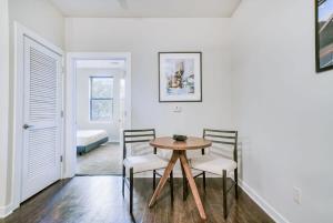 CozySuites Music Row Classy 1BR with free parking 24