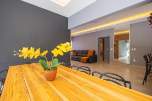 Oásis Verde c Piscina Borda Infinita e 5 Quartos