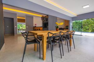 Oásis Verde c Piscina Borda Infinita e 5 Quartos