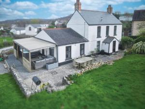 Hill House - 4 Bedroom Holiday Home - Llanrhidian