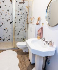 B&B / Chambres d'hotes Grande chambre avec SDB privee : photos des chambres