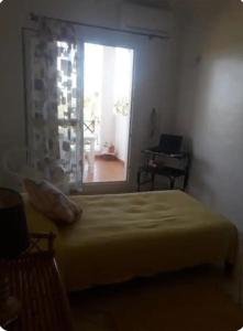 Appartement type andalous avec peintures murales originales grande double terrasse vue sur golf Teelal de Saïdia et piscine