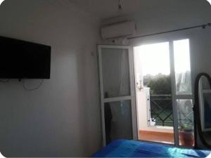 Appartement type andalous avec peintures murales originales grande double terrasse vue sur golf Teelal de Saïdia et piscine
